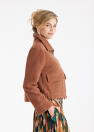 Kurze Jacke MARIERA mit hohem Kragen, Reißverschluss, langen Armen und aufgesetzten Taschen in Braun