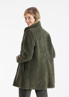 Kurzer, leicht ausgestellter Mantel WUANOY mit Stehkragen, Knopfleiste und Eingrifftaschen aus Teddystoff in Khakigrün