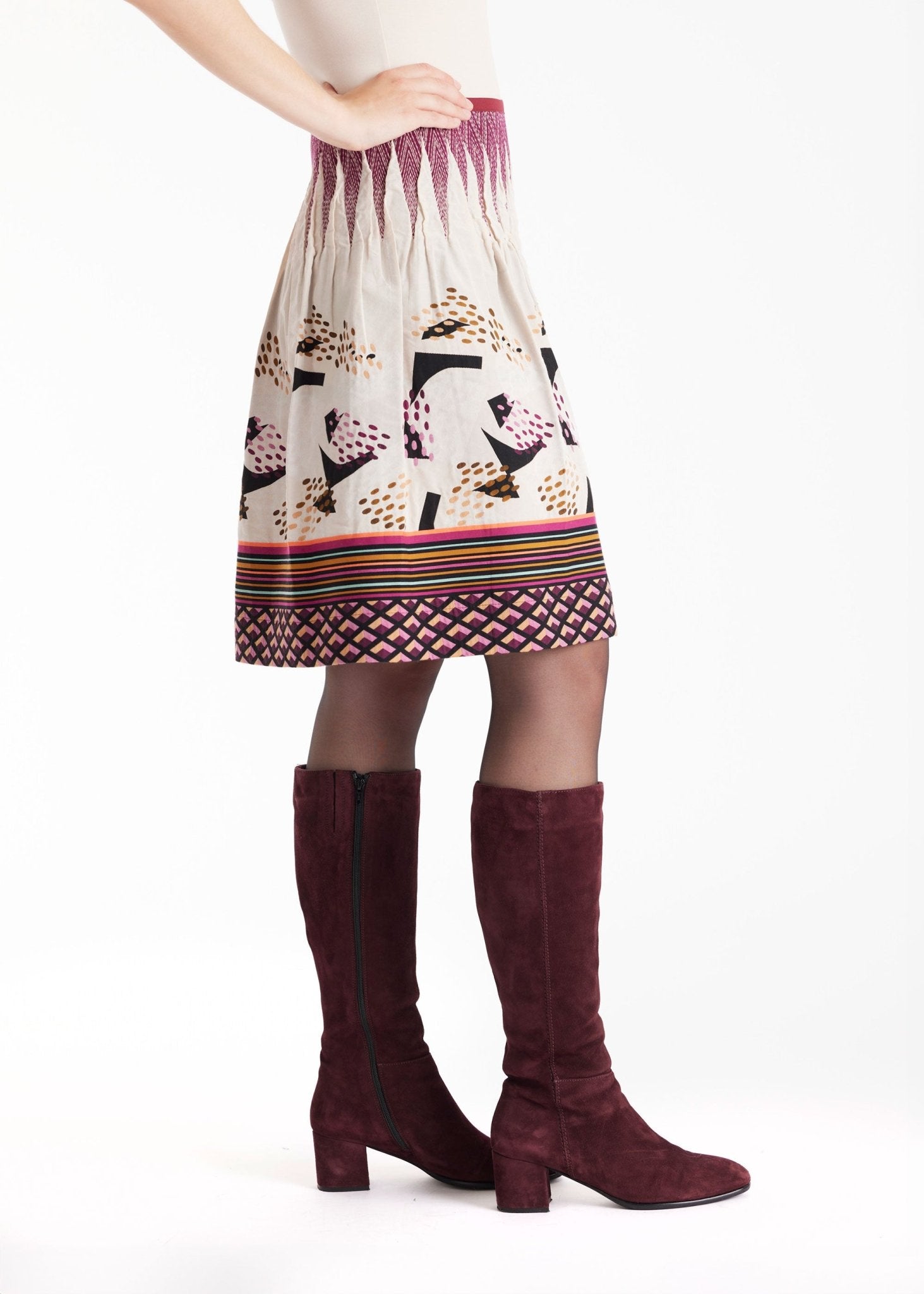 Kurzer Rock LACROS-W mit Gummibund und abstraktem Muster in Beige