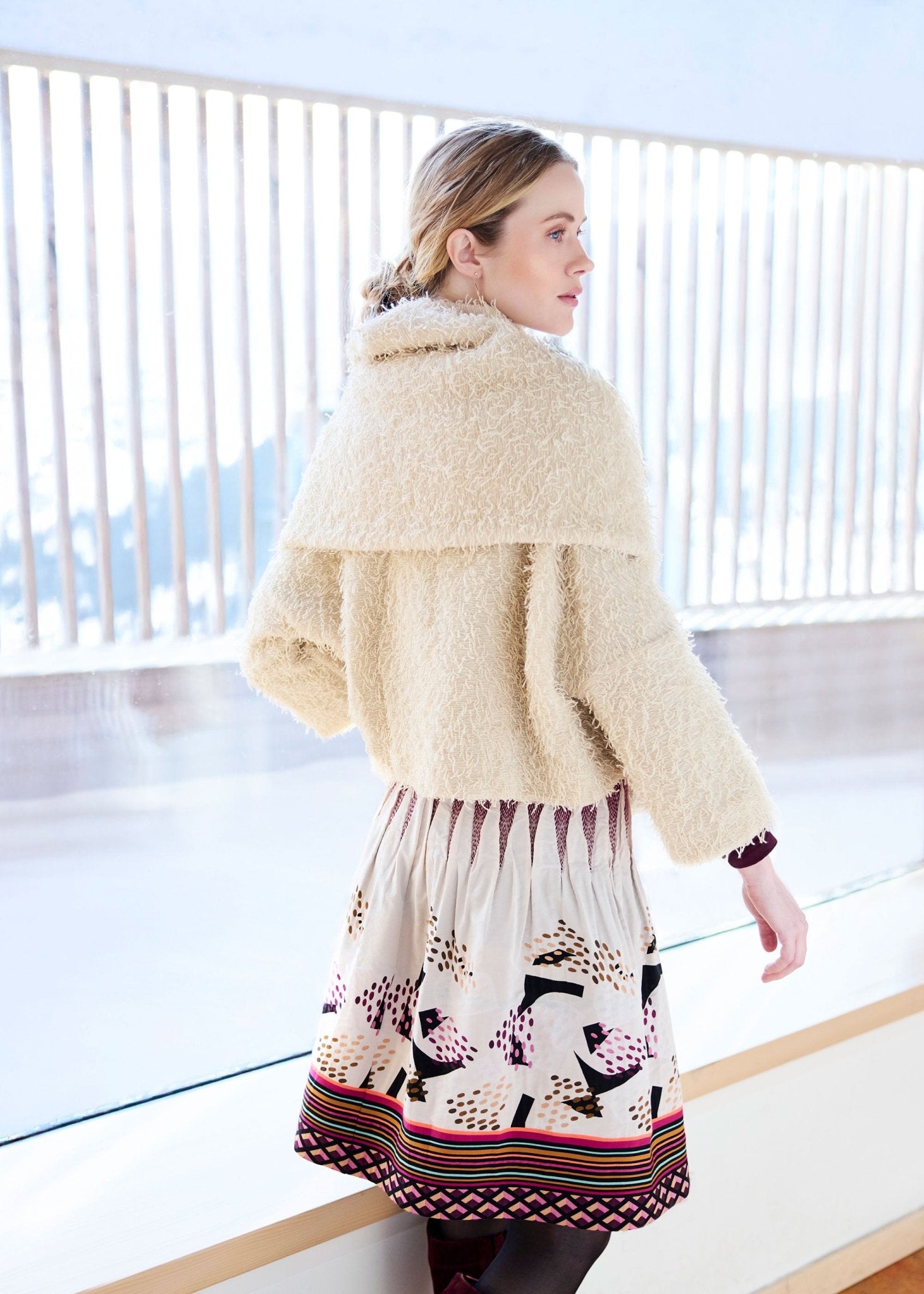 Kurzer Rock LACROS-W mit Gummibund und abstraktem Muster in Beige