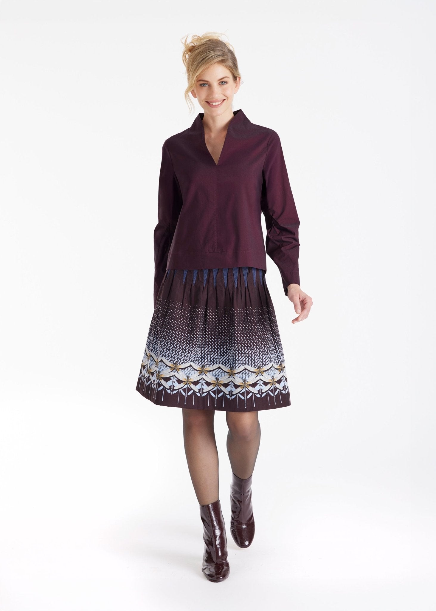 Kurzer Rock LACROS-W mit Gummibund und abstraktem Muster in Dunkelrot