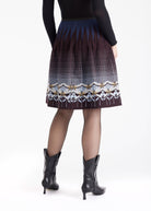 Kurzer Rock LACROS-W mit Gummibund und abstraktem Muster in Dunkelrot