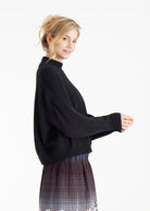 Kurzer Pullover PAROLY mit Stehkragen und langen Armen in Schwarz