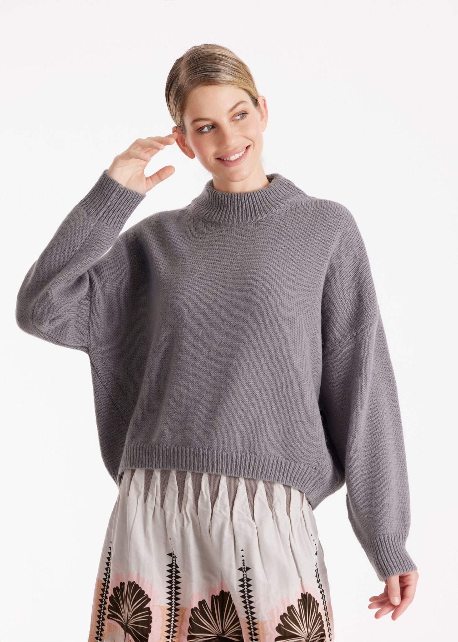 Kurzer Pullover PAROLY mit Stehkragen und langen Armen in Grau