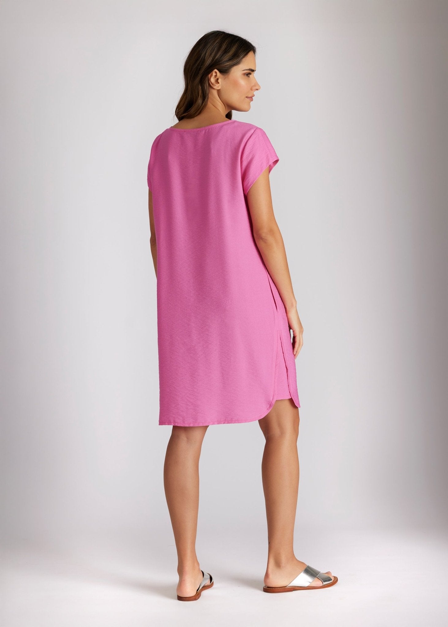 Kurzes Kleid NUVARIS mit kurzen Ärmeln, seitlichen Eingrifftaschen und abgerundetem Saum in Pink