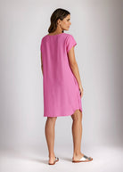 Kurzes Kleid NUVARIS mit kurzen Ärmeln, seitlichen Eingrifftaschen und abgerundetem Saum in Pink