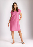 Kurzes Kleid NUVARIS mit kurzen Ärmeln, seitlichen Eingrifftaschen und abgerundetem Saum in Pink