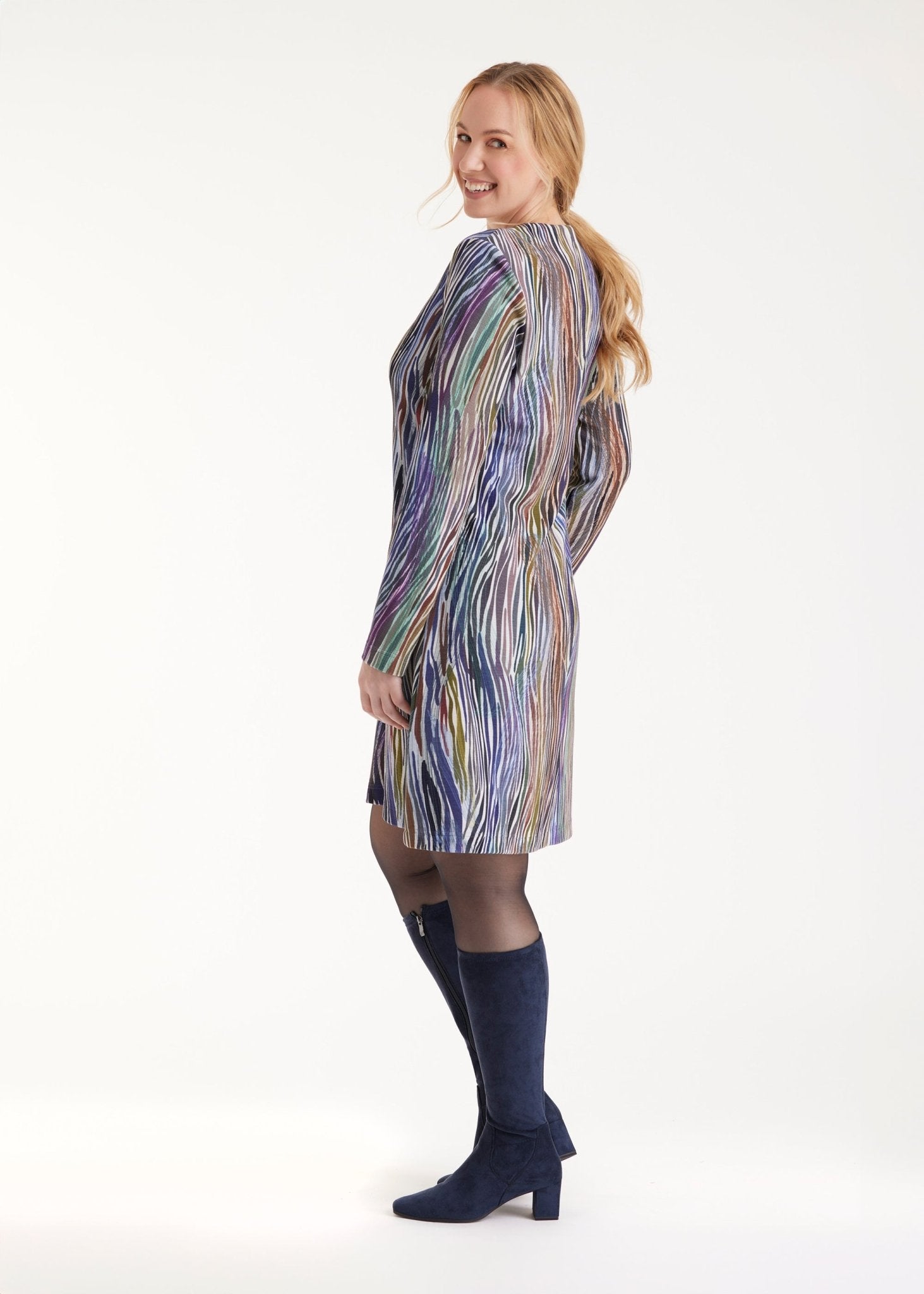 Kurzes Kleid ARAPA mit V-Ausschnitt, langen Armen und mehrfarbigem Muster in Blau- und Violetttönen