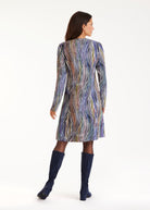 Kurzes Kleid ARAPA mit V-Ausschnitt, langen Armen und mehrfarbigem Muster in Blau- und Violetttönen