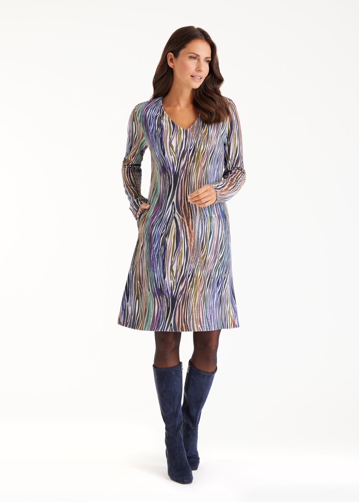 Kurzes Kleid ARAPA mit V-Ausschnitt, langen Armen und mehrfarbigem Muster in Blau- und Violetttönen