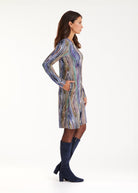 Kurzes Kleid ARAPA mit V-Ausschnitt, langen Armen und mehrfarbigem Muster in Blau- und Violetttönen