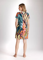 Kurzes Kleid DEFADO mit Rundhalsausschnitt, kurzen Ärmeln, A-Linien-Form und mehrfarbigem, floralem Print