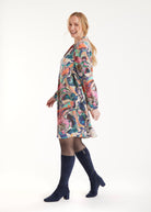 Kurzes Kleid DYRA mit V-Ausschnitt, langen Armen und mehrfarbigem, abstraktem Blumenmuster