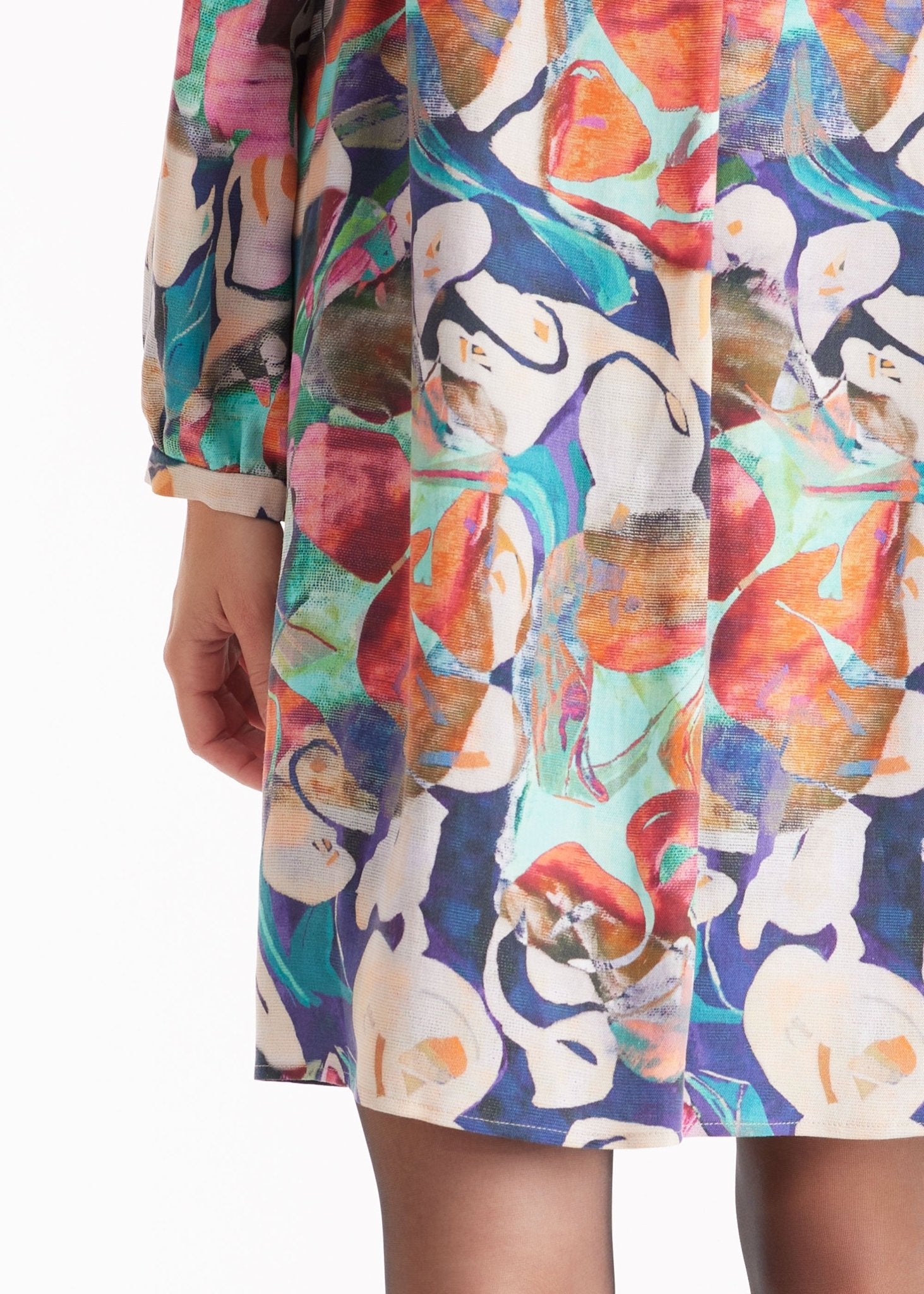 Kurzes Kleid DYRA mit V-Ausschnitt, langen Armen und mehrfarbigem, abstraktem Blumenmuster