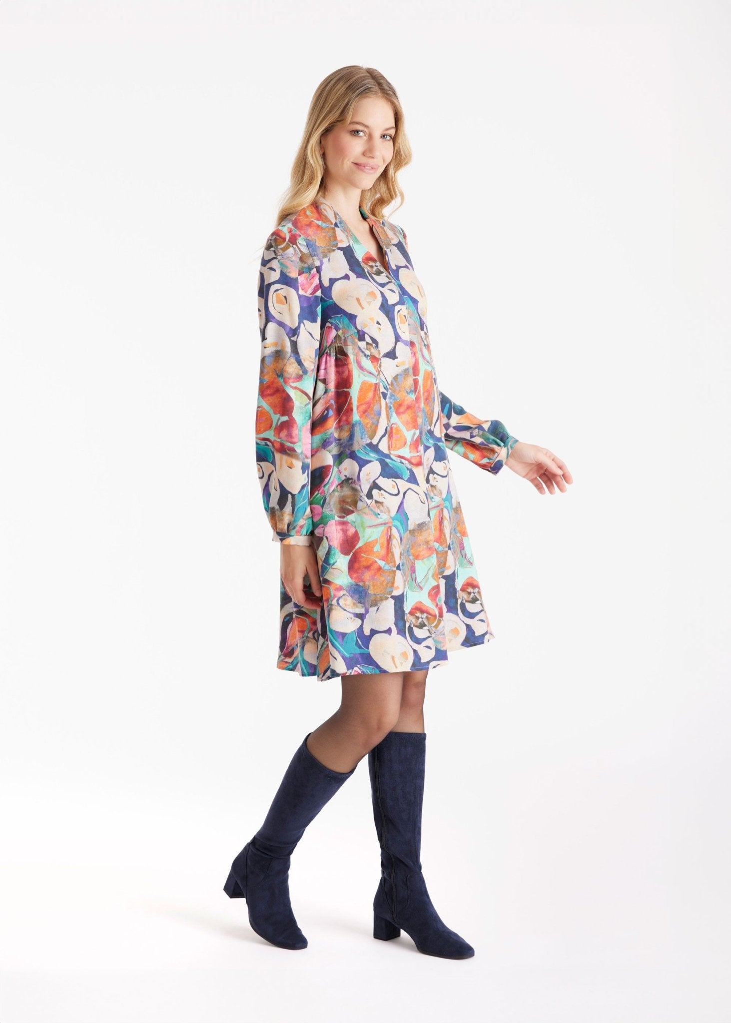 Kurzes Kleid DYRA mit V-Ausschnitt, langen Armen und mehrfarbigem, abstraktem Blumenmuster