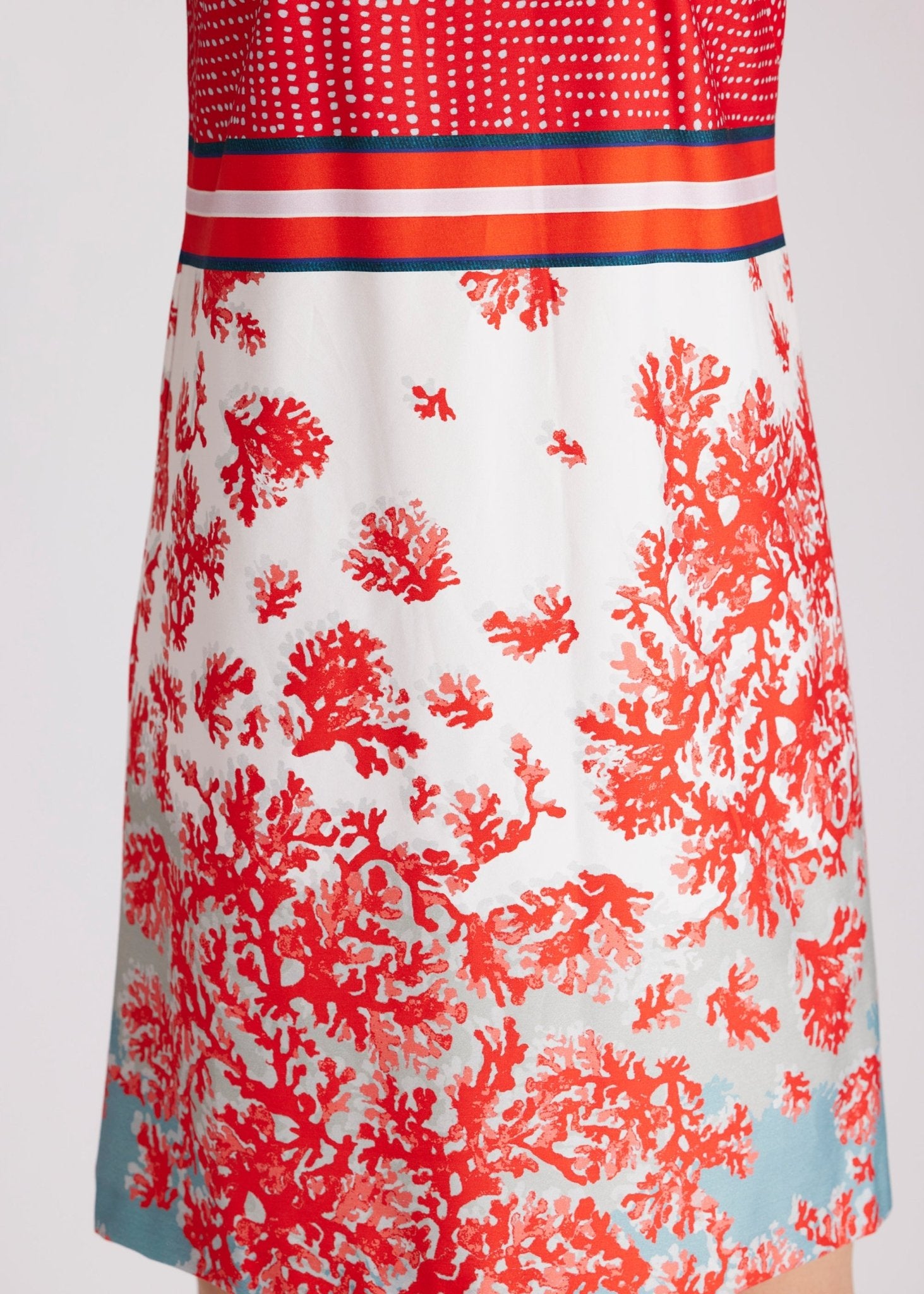 Kurzes, ärmelloses Kleid FADUNA mit A-Linien-Form, Karee-Ausschnitt und rotem Muster