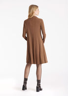 Kurzes Kleid MUDRESSE mit hohem Kragen und langen Armen in Braun