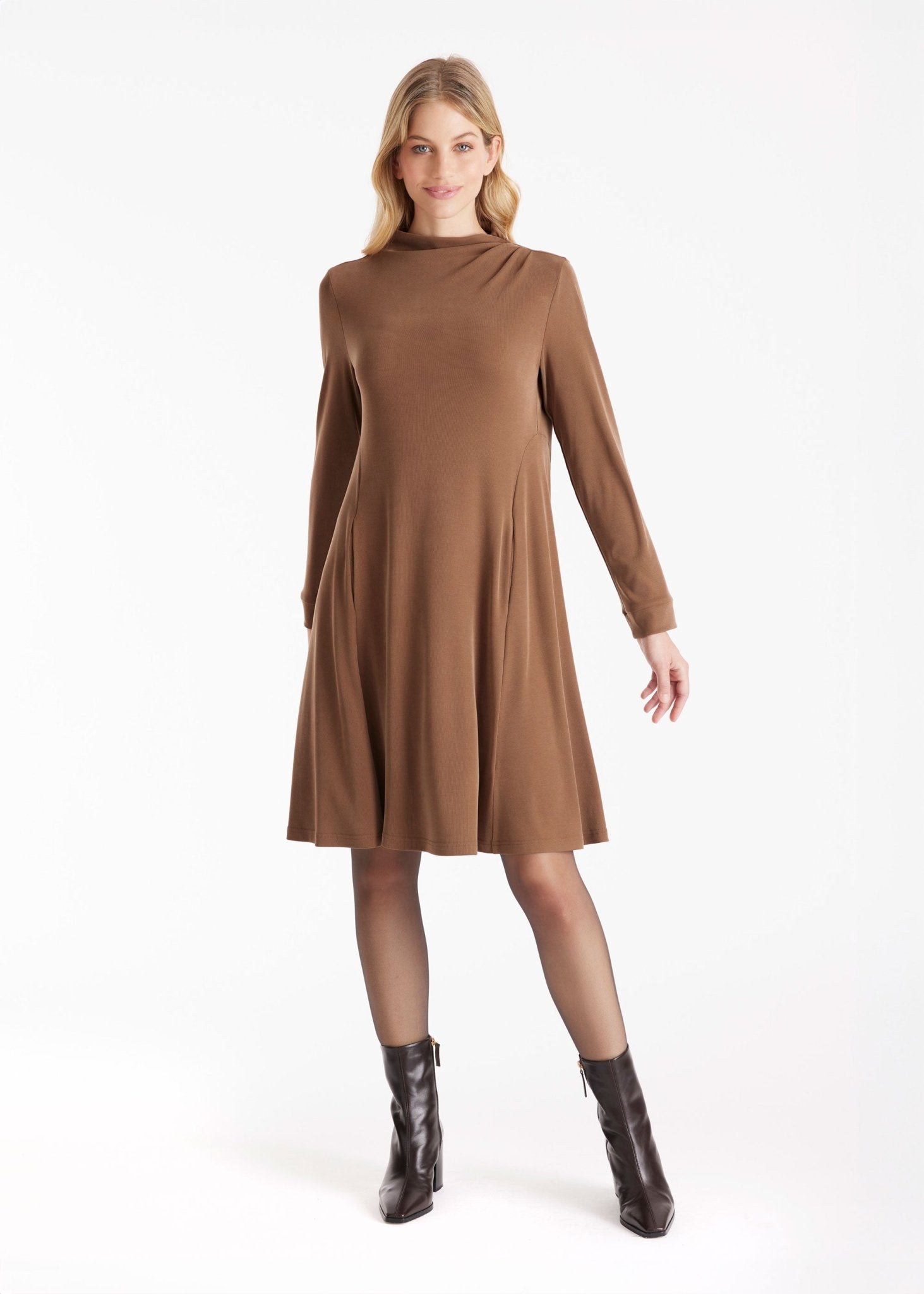 Kurzes Kleid MUDRESSE mit hohem Kragen und langen Armen in Braun