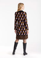 Kurzes Kleid QUBICON mit Stehkragen, langen Armen und geometrischem Muster in Dunkelrot 