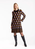 Kurzes Kleid QUBICON mit Stehkragen, langen Armen und geometrischem Muster in Dunkelrot 