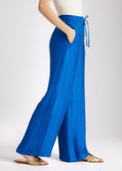 Lange Hose NAJUPI mit Gummibund, seitlichen Eingrifftaschen, weitem Bein und strukturiertem Stoff in Blau 