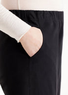 Lange Hose RISTRA mit schmalem Bein und Eingrifftaschen in Schwarz