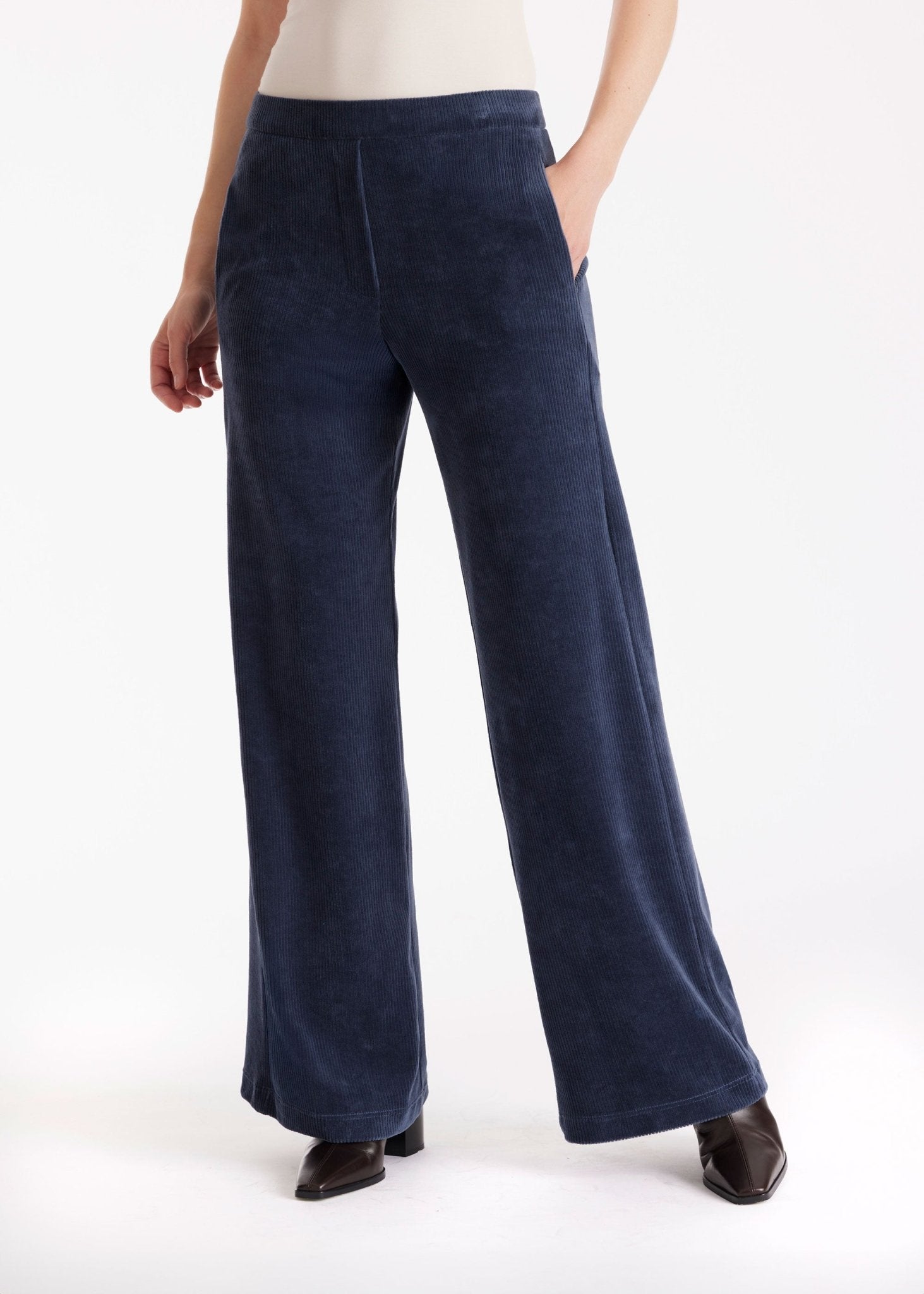 Hose WACORHO aus Cord mit lockerem Bein und Eingrifftaschen in Blau