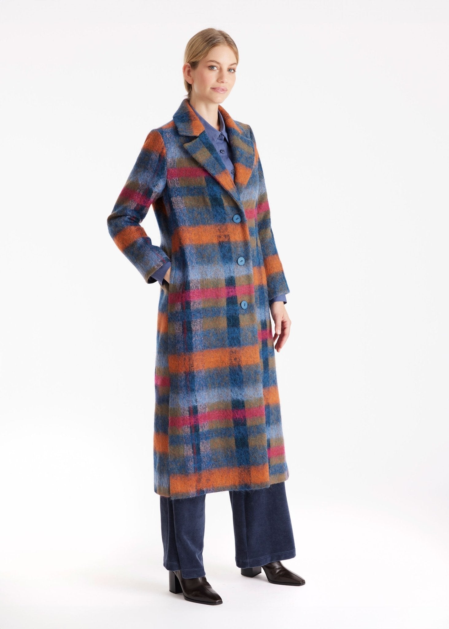 Langer Mantel ZUQUIT mit Revers, Knopfleiste und Karomuster in Blau, Orange und Pink