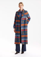 Langer Mantel ZUQUIT mit Revers, Knopfleiste und Karomuster in Blau, Orange und Pink