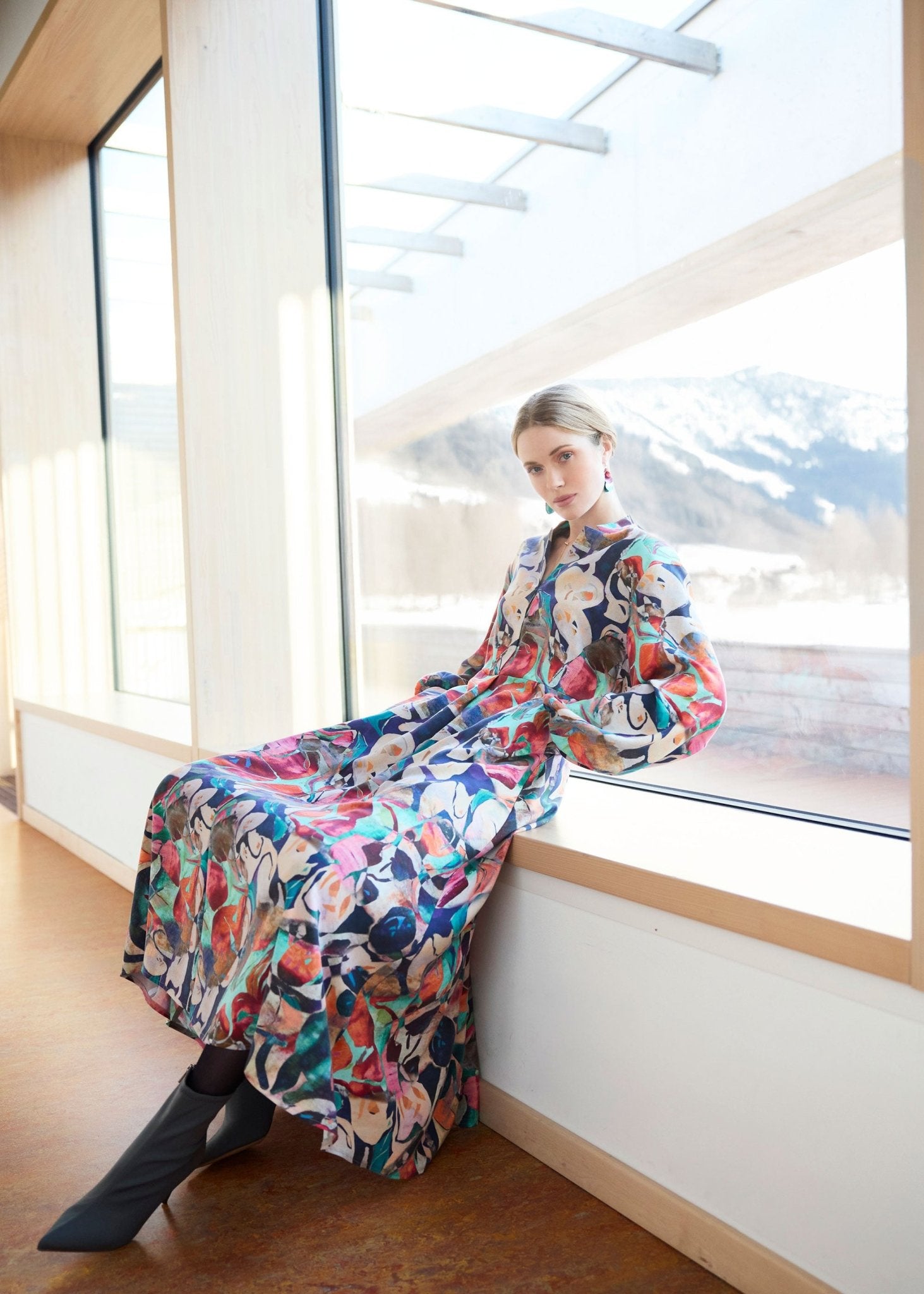 Langes Kleid DYOTI mit langen, weiten Armen, V-Ausschnitt und mehrfarbigem Muster