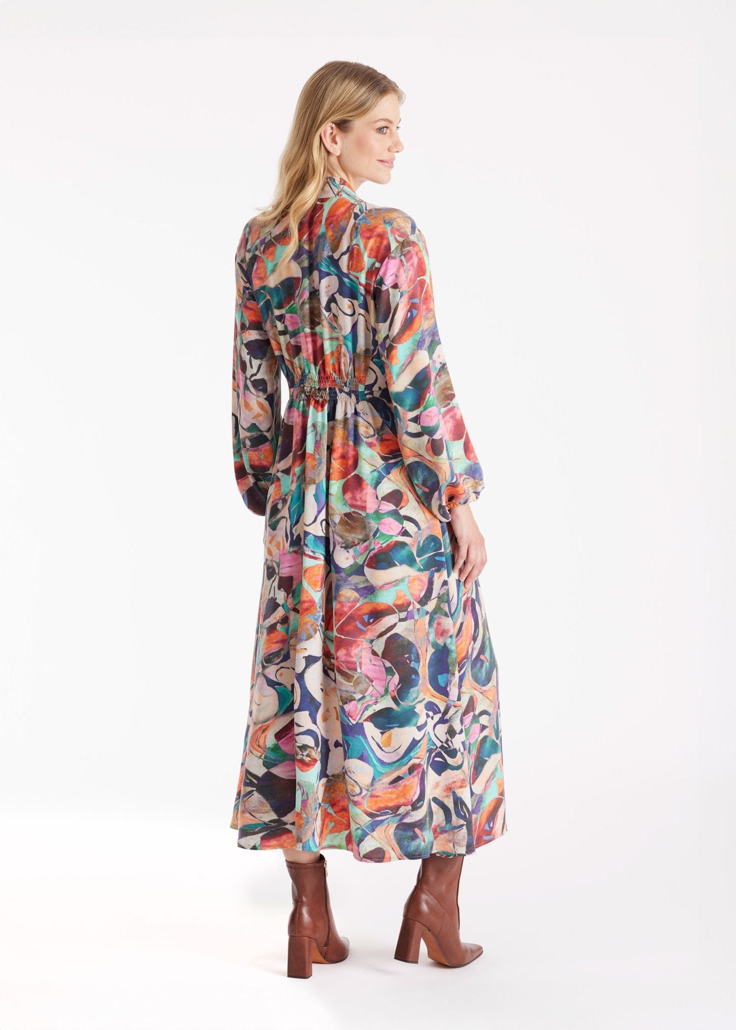 Langes Kleid DYOTI mit langen, weiten Armen, V-Ausschnitt und mehrfarbigem Muster