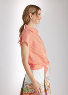 Bluse GYRINA mit Hemdkragen, Knopfleiste, kurzen Ärmeln und Bindedetail am Saum in orange-weiß gestreift