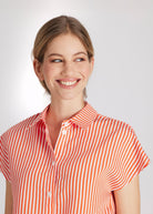 Bluse GYRINA mit Hemdkragen, Knopfleiste, kurzen Ärmeln und Bindedetail am Saum in orange-weiß gestreift