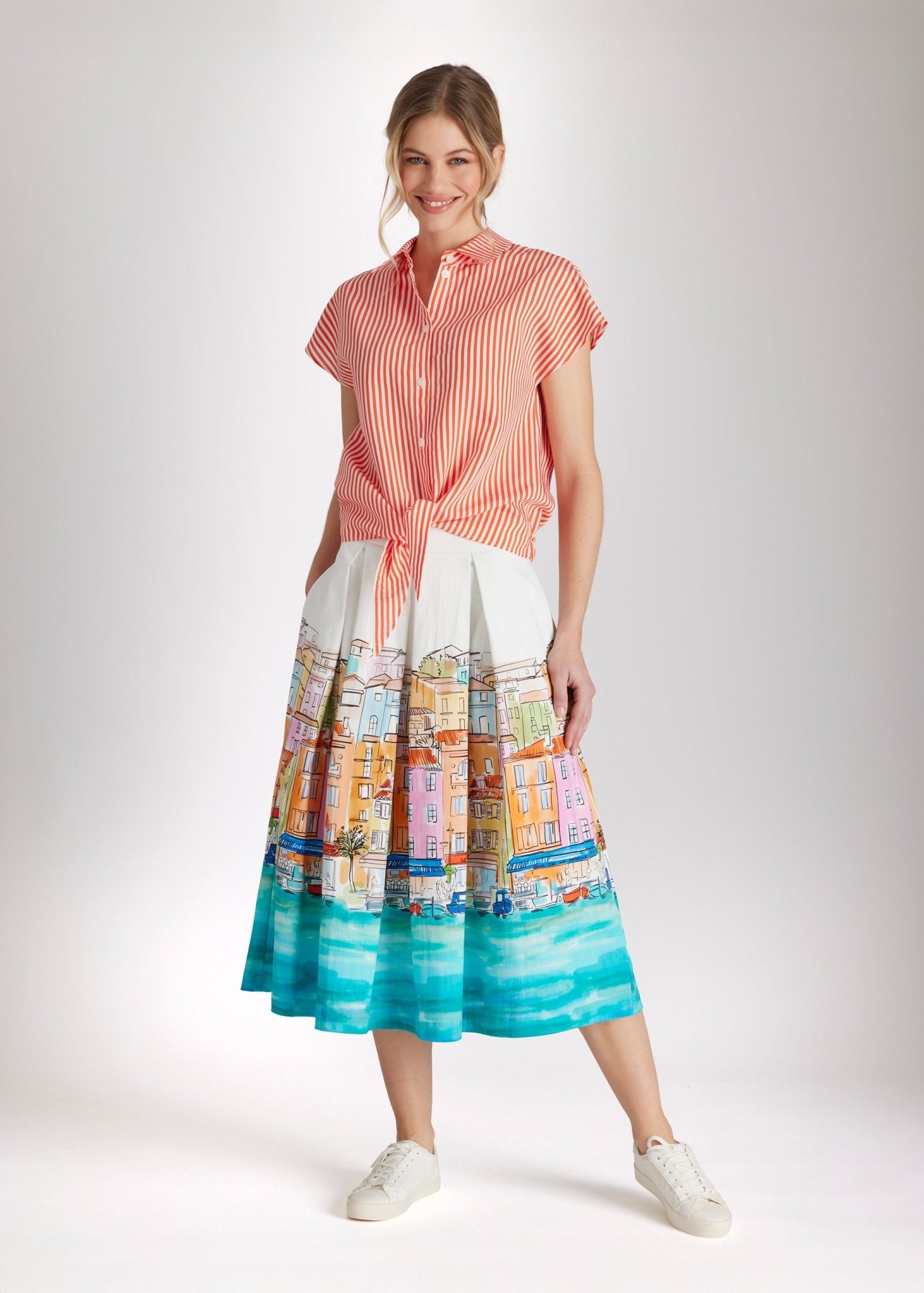 Bluse GYRINA mit Hemdkragen, Knopfleiste, kurzen Ärmeln und Bindedetail am Saum in orange-weiß gestreift