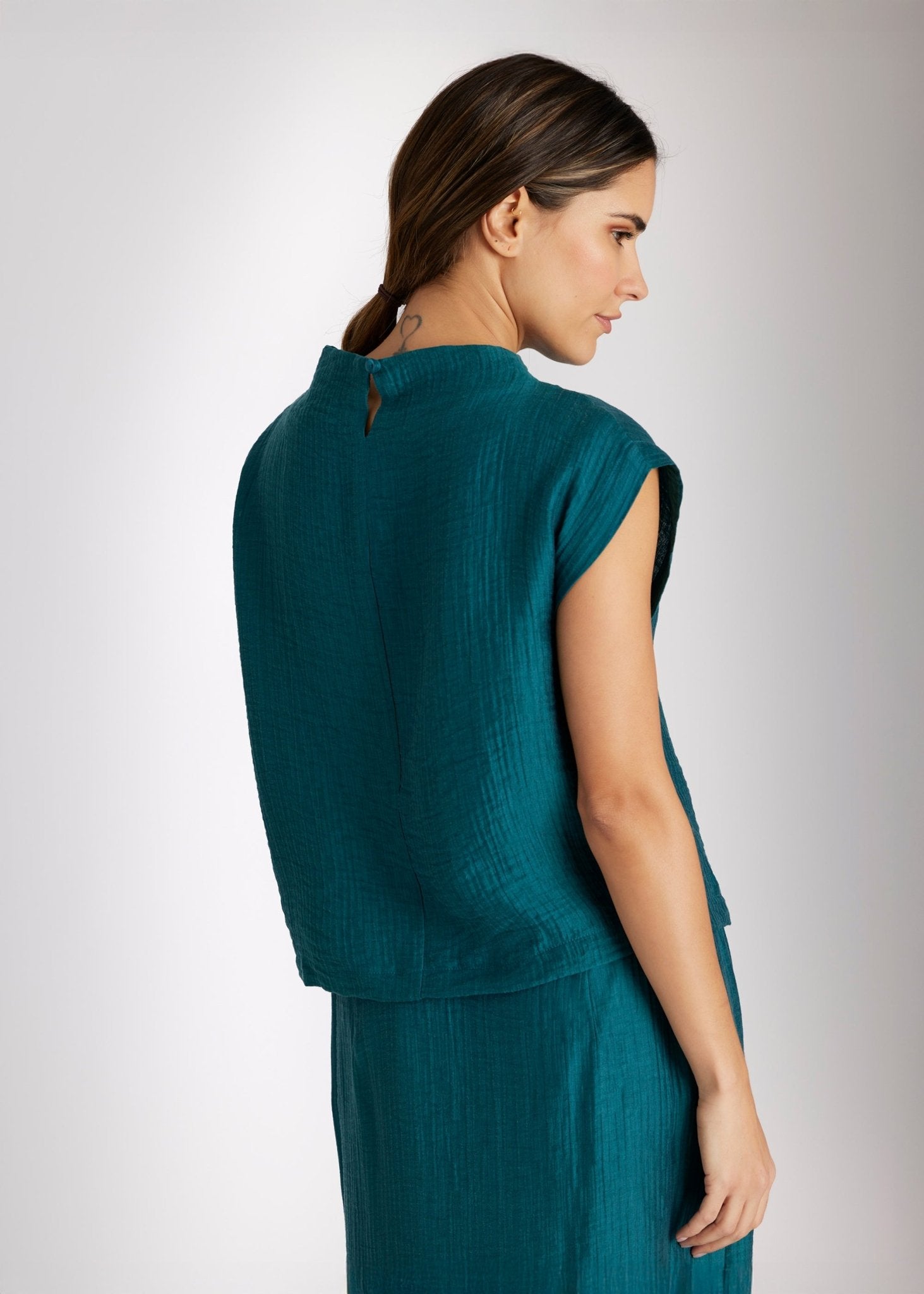 Legere Bluse NATRONI mit raffiniertem Kragen und kurzen Ärmeln in Grün