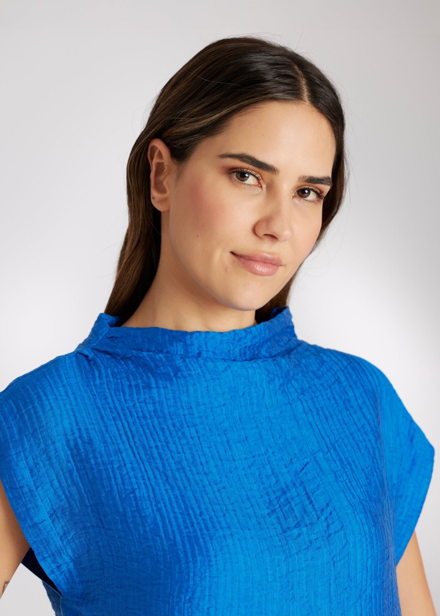 Legere Bluse NATRONI mit raffiniertem Kragen und kurzen Ärmeln in Blau