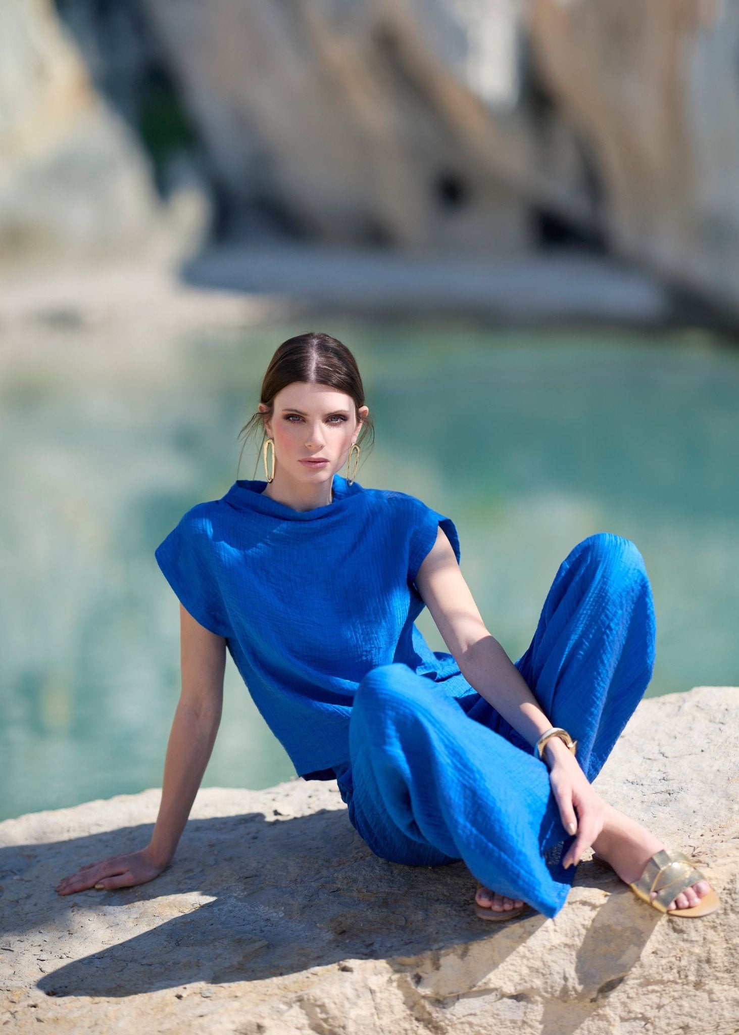 Legere Bluse NATRONI mit raffiniertem Kragen und kurzen Ärmeln in Blau