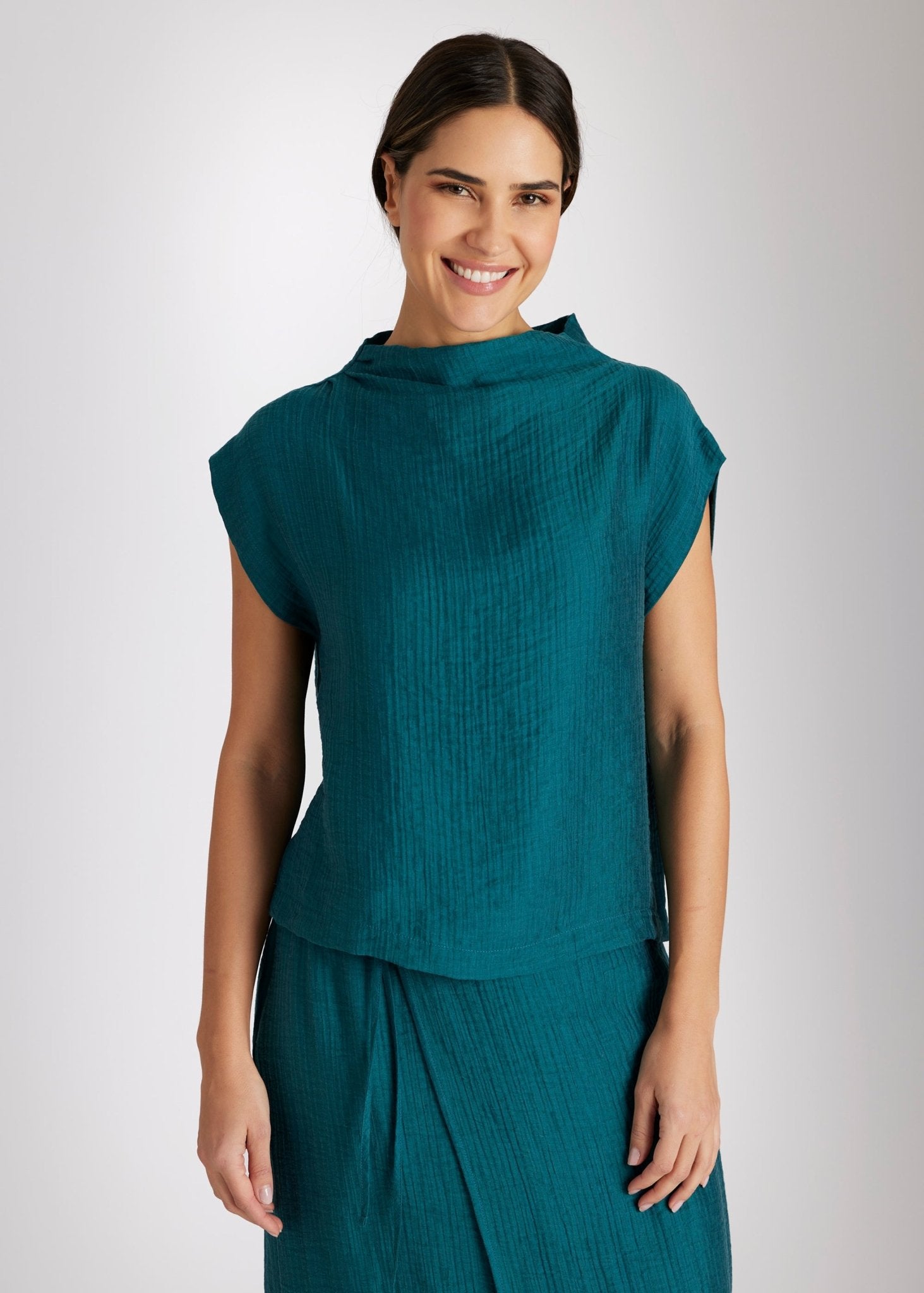 Legere Bluse NATRONI mit raffiniertem Kragen und kurzen Ärmeln in Grün