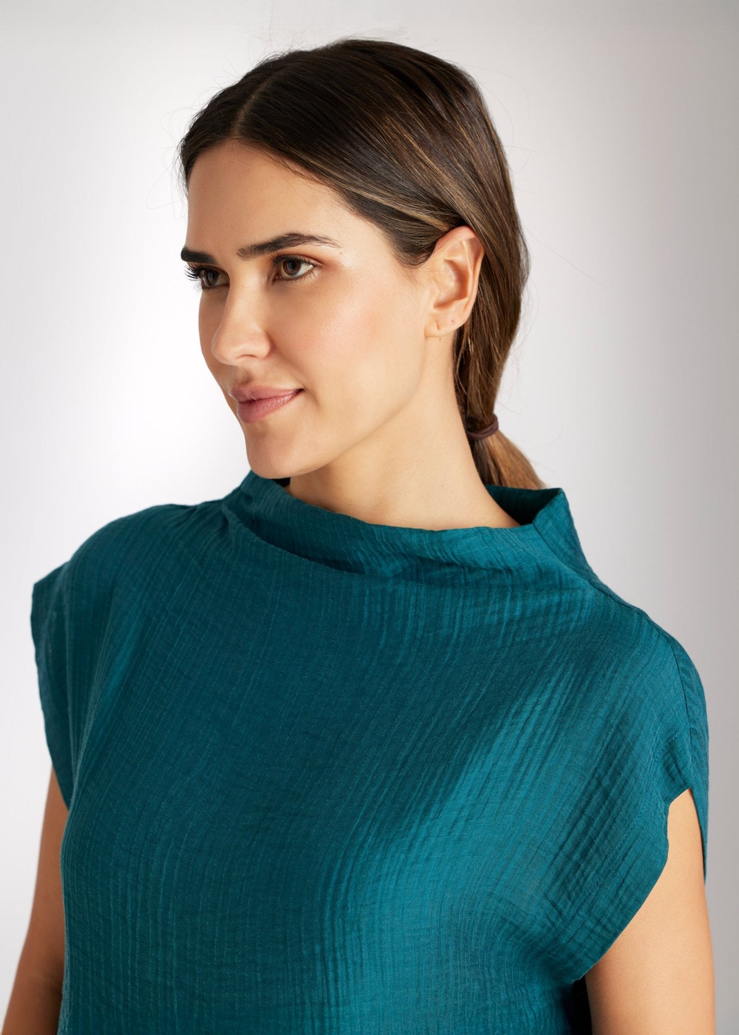 Legere Bluse NATRONI mit raffiniertem Kragen und kurzen Ärmeln in Grün