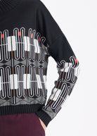 Pullover KIRBO mit Rundhals, langen Armen und geometrischem Muster in Schwarz, Weiß und Orange