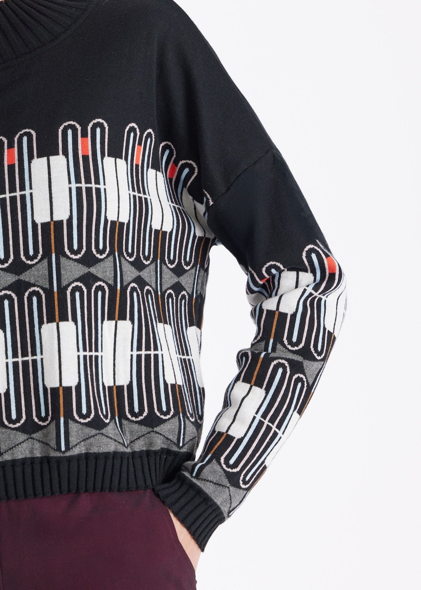 Pullover KIRBO mit Rundhals, langen Armen und geometrischem Muster in Schwarz, Weiß und Orange