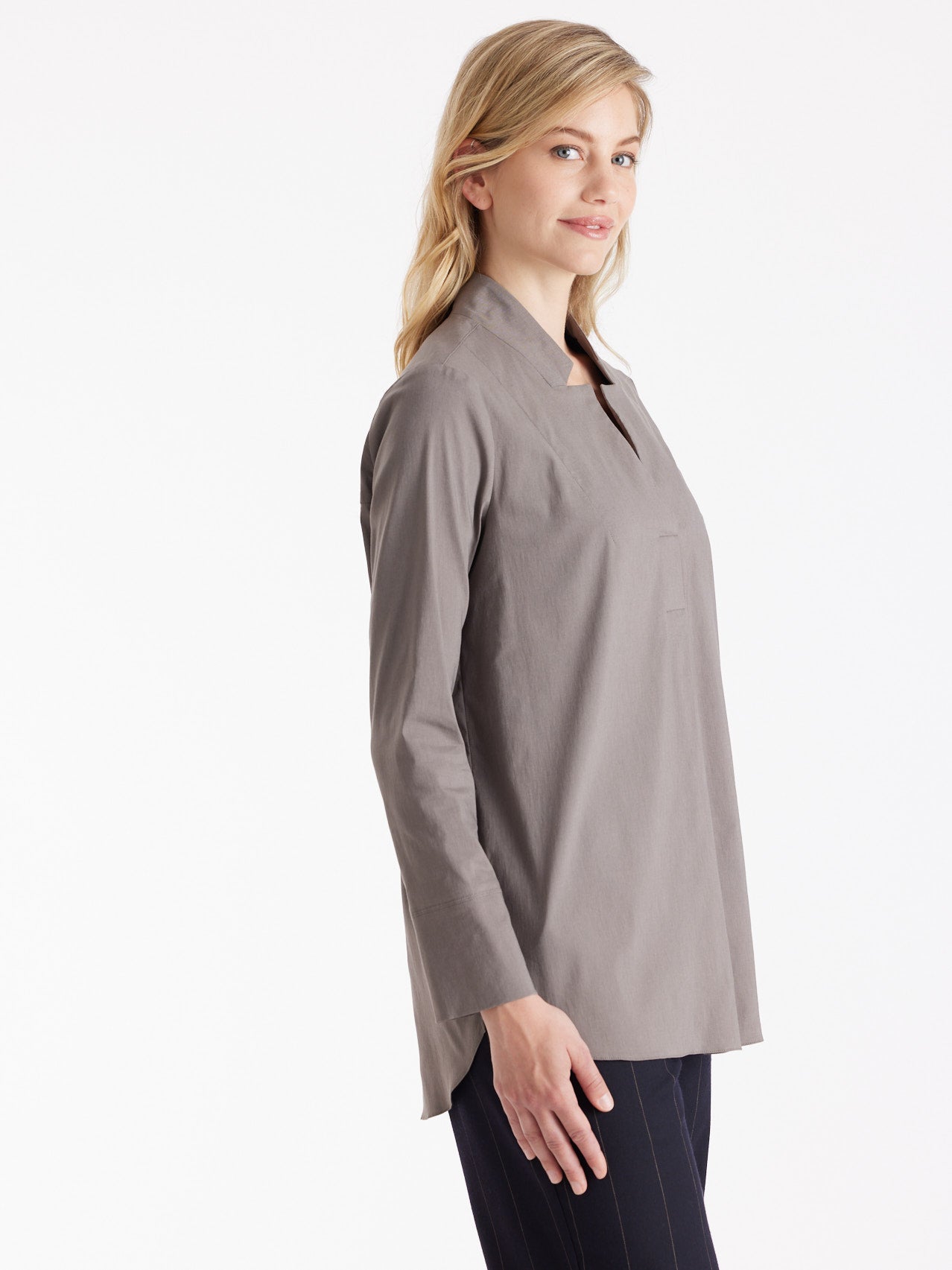 Lange Hemdbluse BABLUE mit kleinem Stehkragen, V-Ausschnitt, langen Armen und Falte vorn in Grau