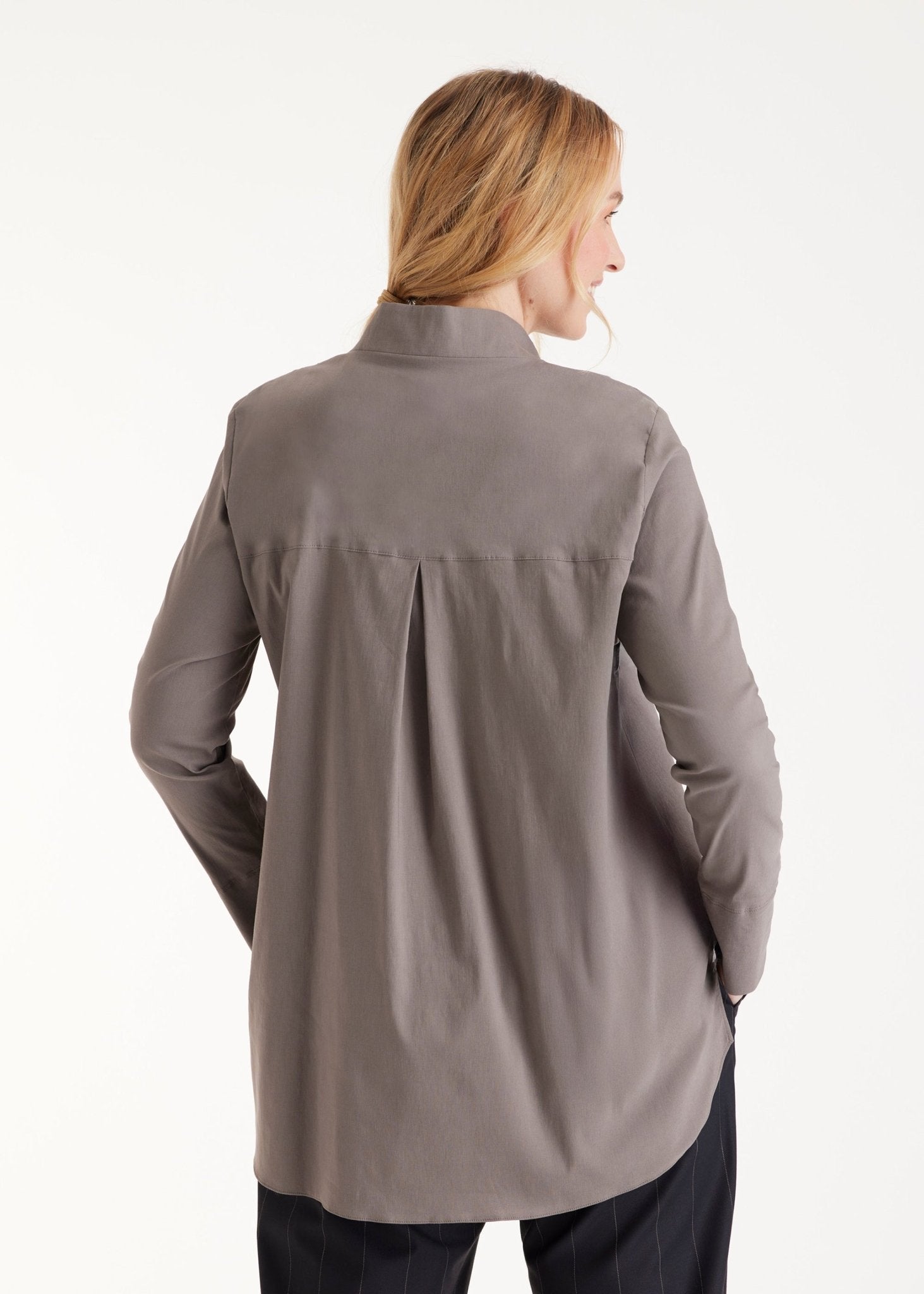 Lange Hemdbluse BABLUE mit kleinem Stehkragen, V-Ausschnitt, langen Armen und Falte vorn in Grau