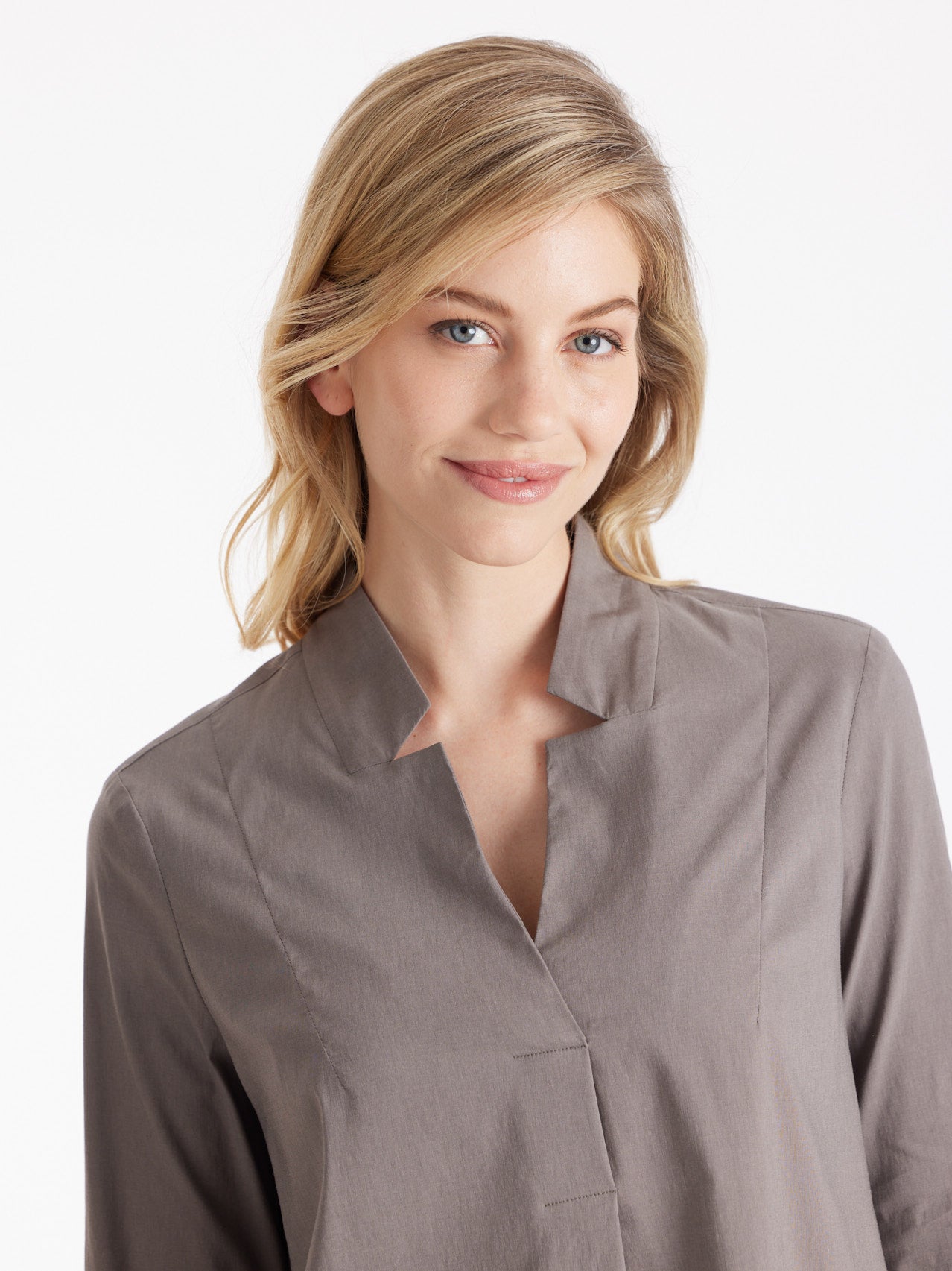 Lange Hemdbluse BABLUE mit kleinem Stehkragen, V-Ausschnitt, langen Armen und Falte vorn in Grau