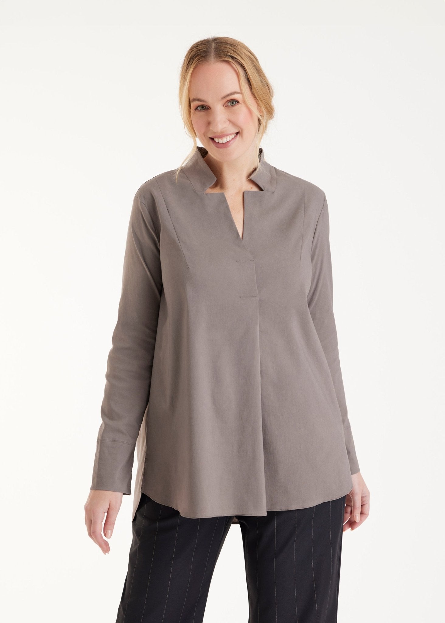 Lange Hemdbluse BABLUE mit kleinem Stehkragen, V-Ausschnitt, langen Armen und Falte vorn in Grau