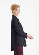 Lange Hemdbluse BABLUE mit kleinem Stehkragen, V-Ausschnitt, langen Armen und Falte vorn in Schwarz