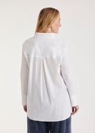 Lange Hemdbluse BABLUE mit kleinem Stehkragen, V-Ausschnitt, langen Armen und Falte vorn in Weiß