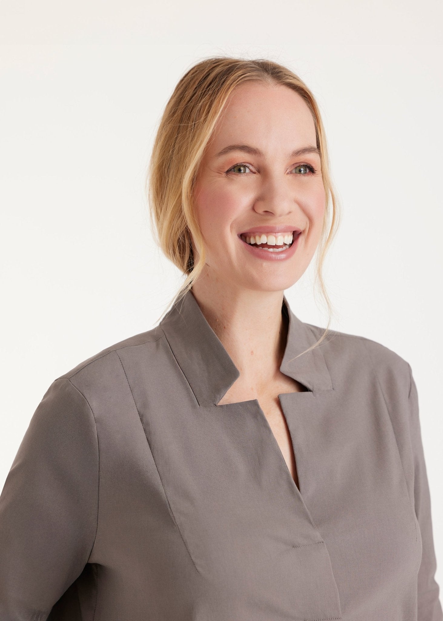 Lange Hemdbluse BABLUE mit kleinem Stehkragen, V-Ausschnitt, langen Armen und Falte vorn in Grau