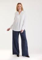 Lange Hemdbluse BABLUE mit kleinem Stehkragen, V-Ausschnitt, langen Armen und Falte vorn in Weiß