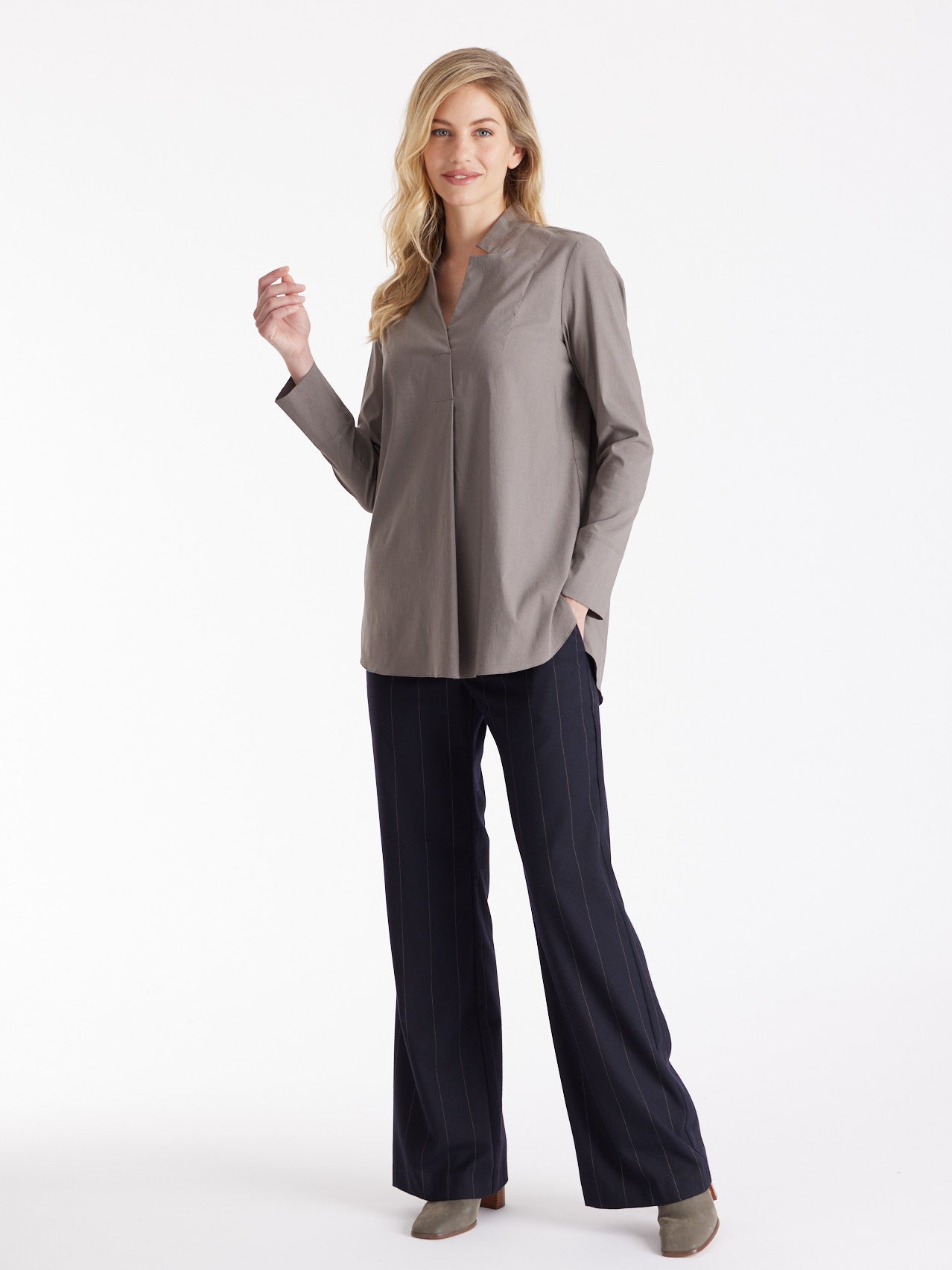 Lange Hemdbluse BABLUE mit kleinem Stehkragen, V-Ausschnitt, langen Armen und Falte vorn in Grau